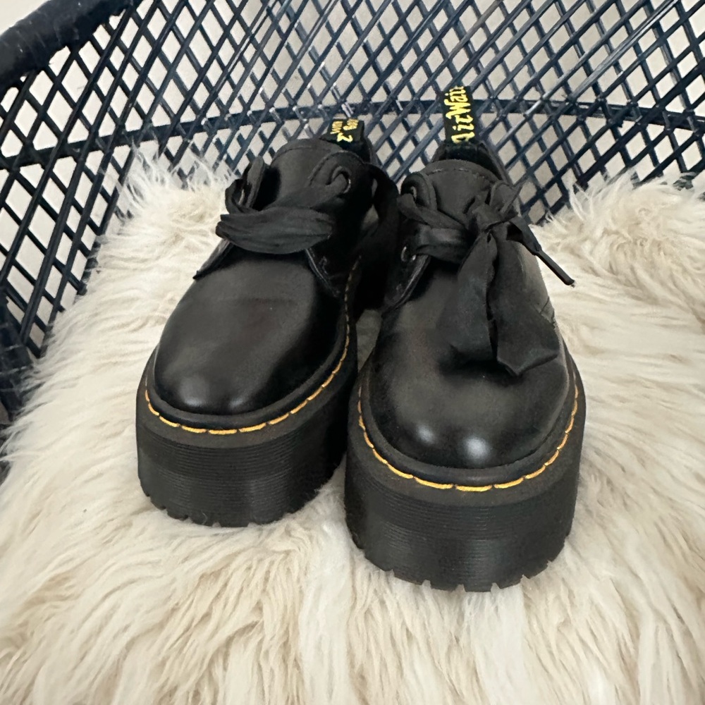 Dr. Martens Black Holly Oxford
